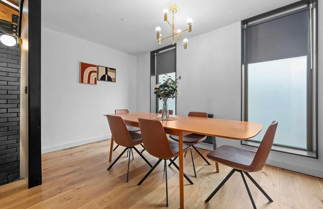 4 Bed Canal St Villa Free Parking-1